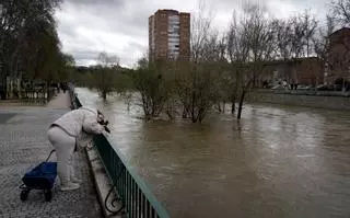 Carreteras cortadas, clases suspendidas y máxima alerta en Madrid por las lluvias