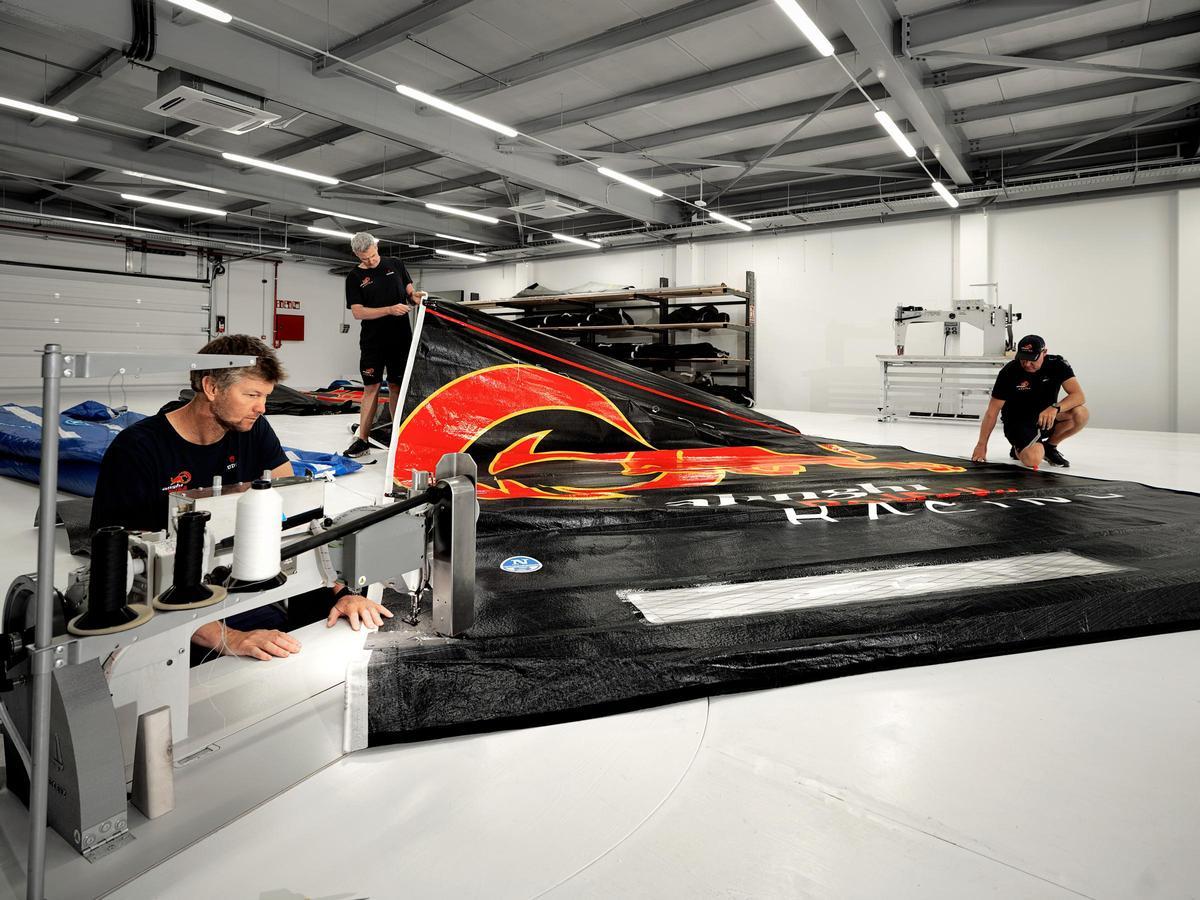 Así es la base del Alinghi en Barcelona