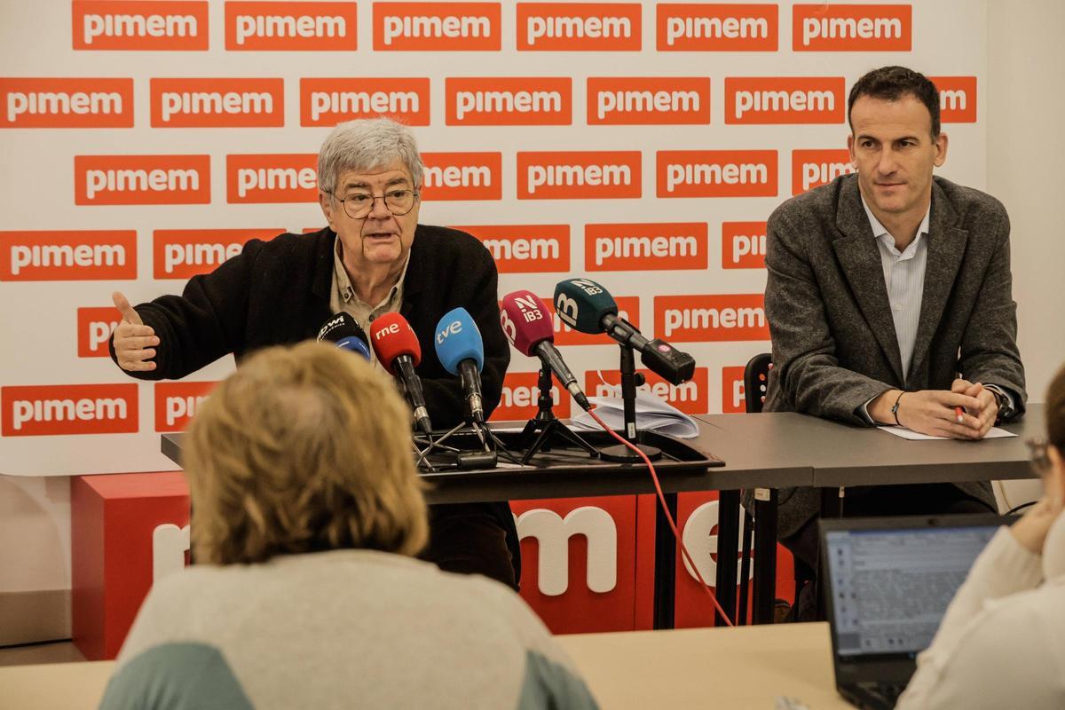 El economista Enrique López Casasnovas y Jordi Mora en la sede de Pimem, en el polígono de Son Castelló, en Palma.