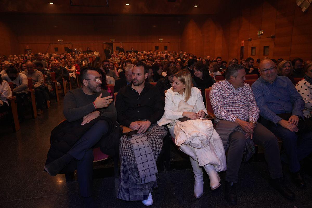 El alcalde de Vila-real, José Benlloch, junto a otros ediles del Ayuntamiento, no quiso perderse el espectáculo del humorista castellonense.