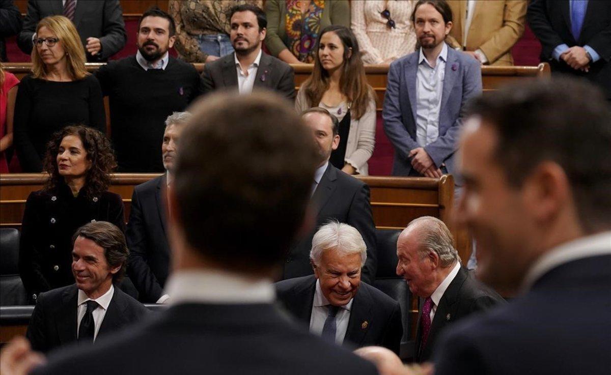 Juan Carlos I conversa con Felipe González. Detrás, Alberto Garzón y Pablo Iglesias.