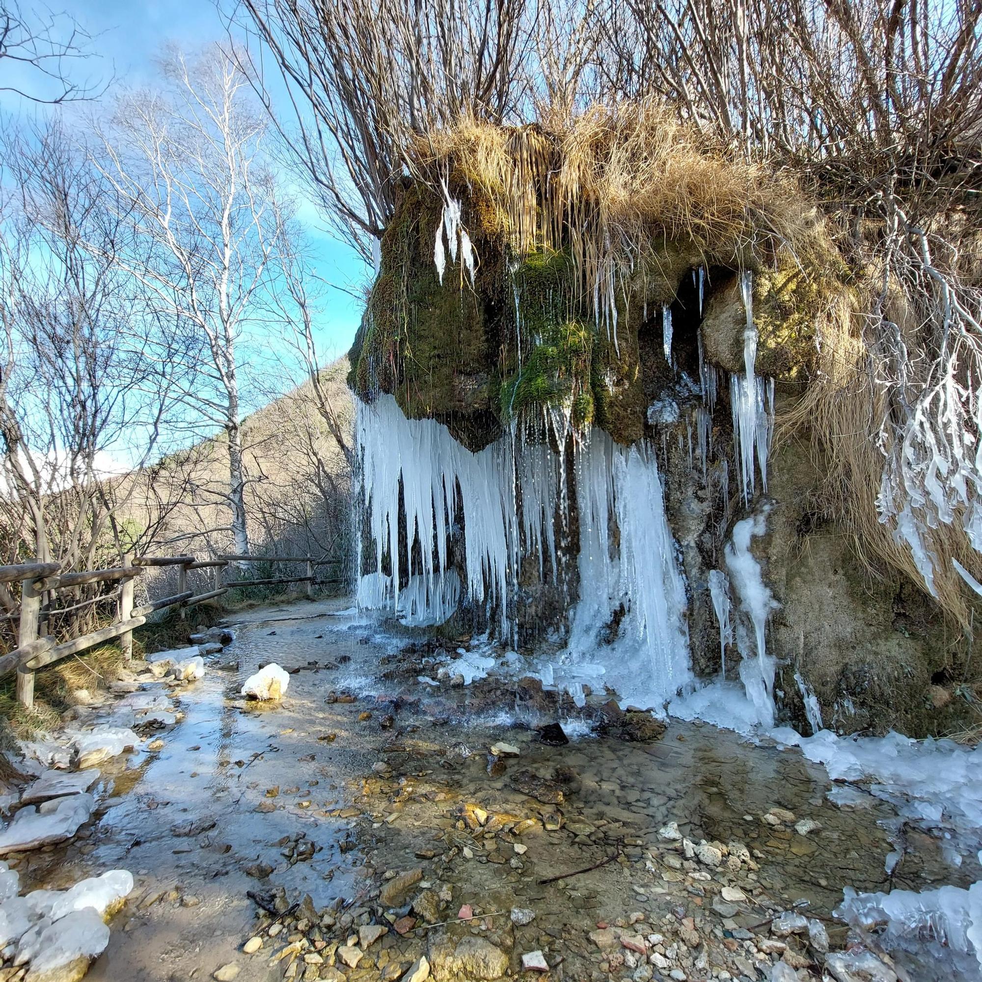 En imágenes | El frío deja una espectacular postal en el Pirineo oscense