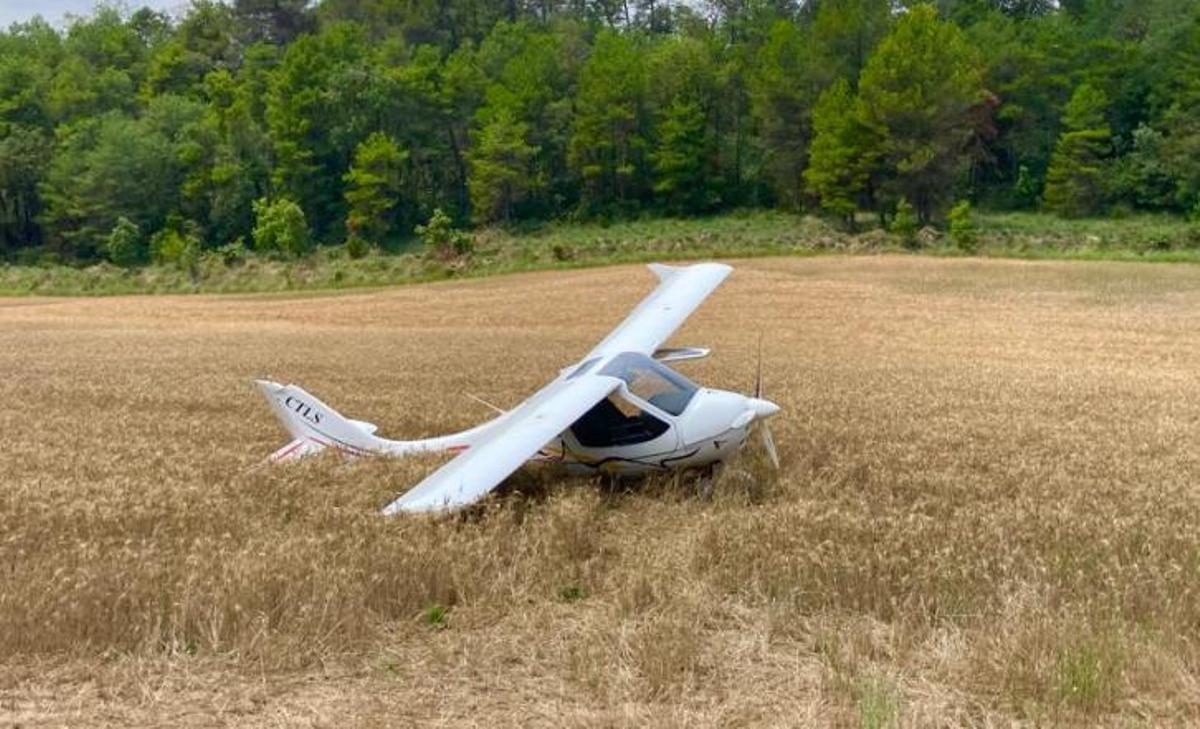 Els Mossos investiguen una avioneta que ha aterrat d’emergència al camp per si portava drogues Els Mossos investiguen una avioneta que ha aterrat d’emergència al camp per si portava drogues