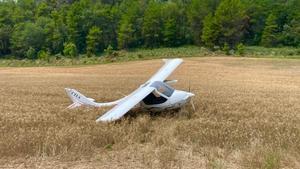 Els Mossos investiguen una avioneta que ha aterrat d’emergència al camp per si portava drogues