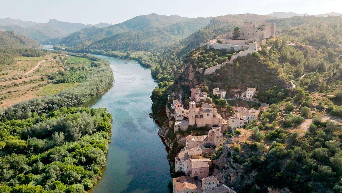 Vista del curso del río Ebro, a su paso por Miravet.