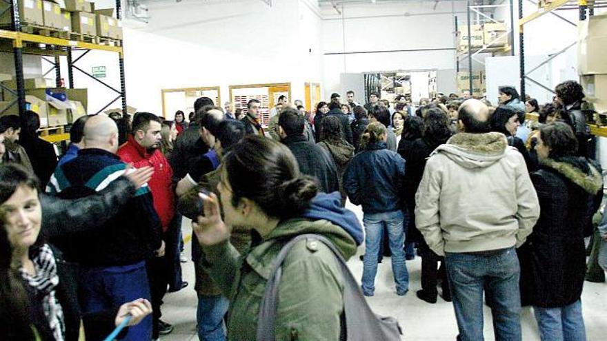 Los trabajadores de Montoto celebraron ayer una asamblea en la empresa.