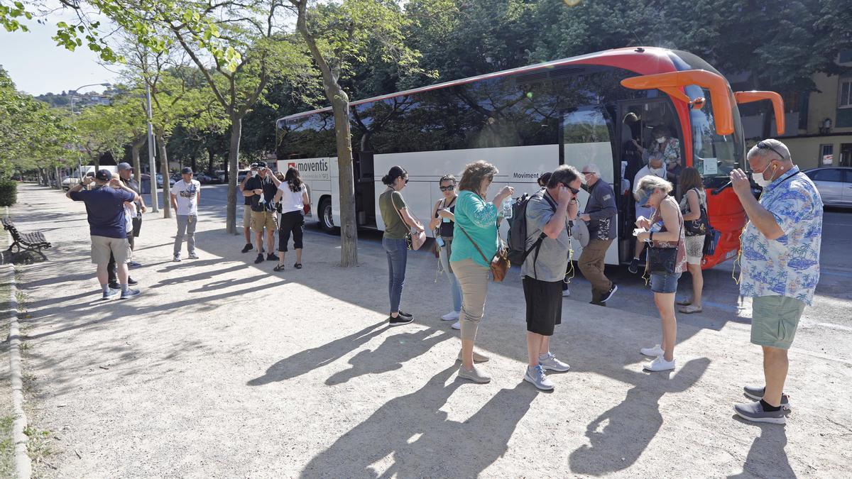 Turistes i un autobús a la parada de pedret, en una imatge d'arxiu.