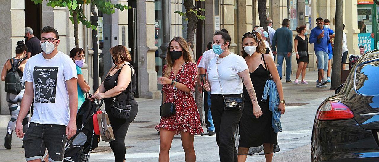 Gente con mascarilla, en la calle Paseo de Ourense. |   // IÑAKI OSORIO