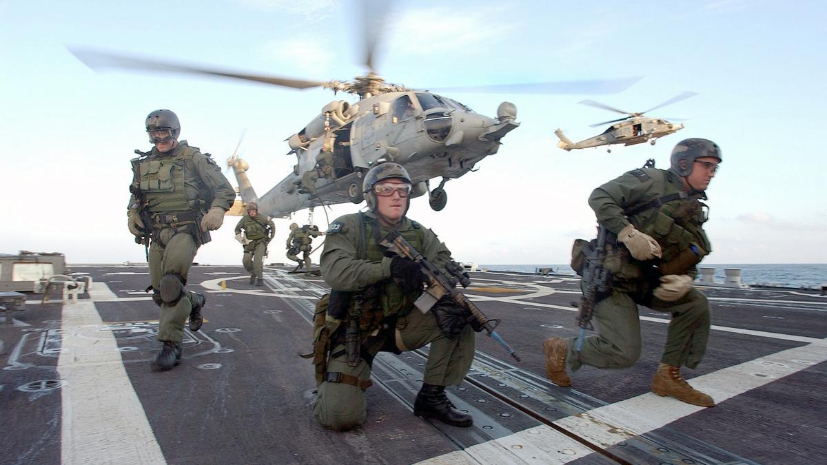 Un grupo de Navy Seals en la cubierta de un portaaviones.