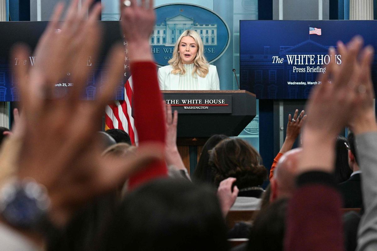 La portavoz de Trump advierte a Irán: "El presidente no echa faroles y está preparado para desatar el infierno"