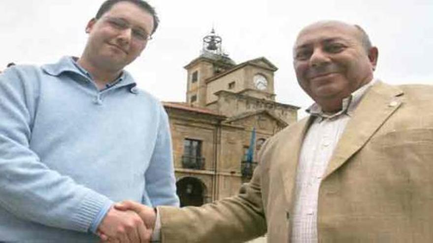 Javier Fernández-Font y Avelino González, dándose la mano ante el Ayuntamiento en mayo de 2007.