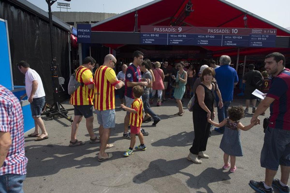 Ambient festiu al Camp Nou durant la jornada electoral.