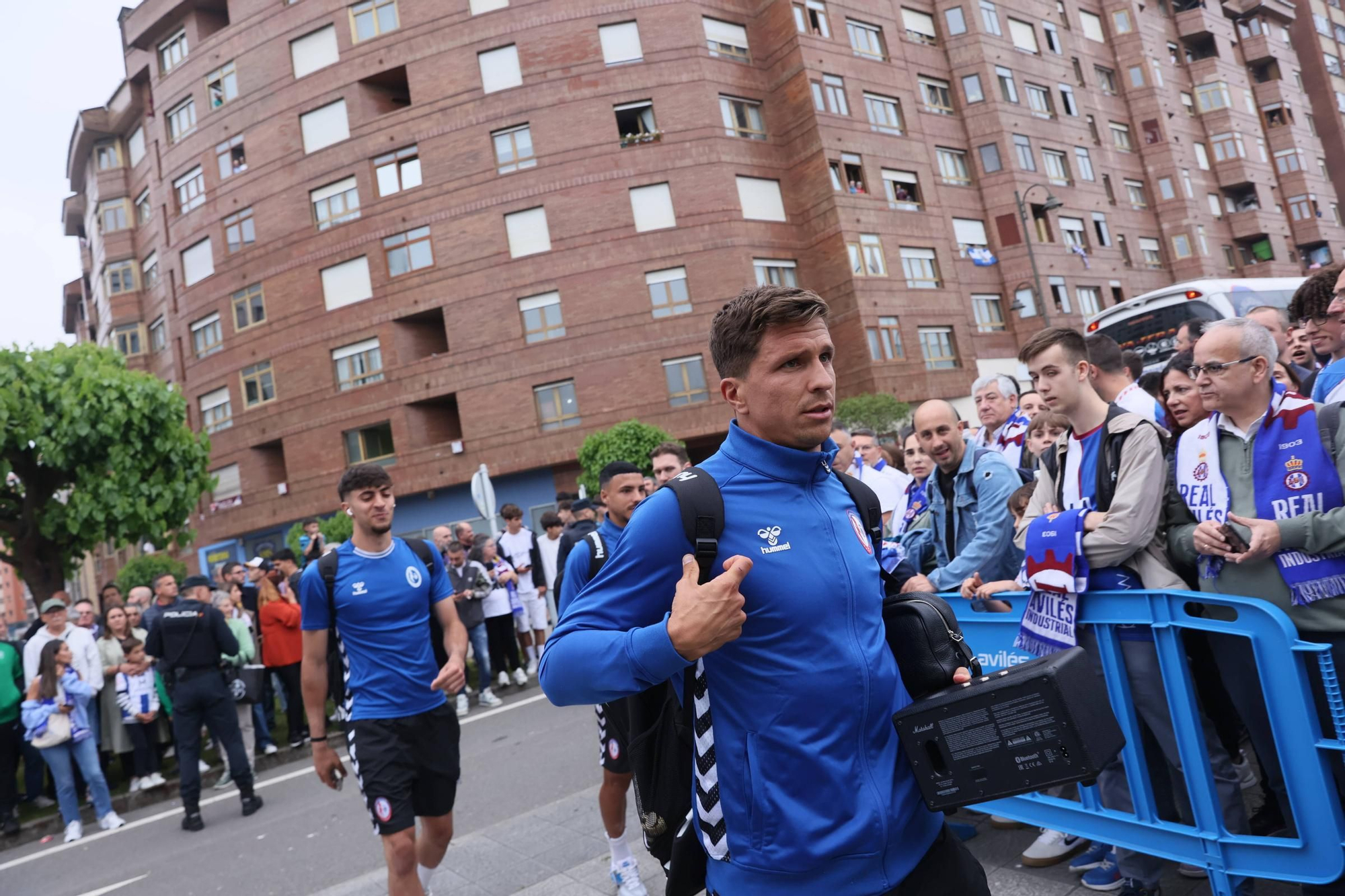 EN IMÁGENES: Avilés se tiñe de blanquiazul para la final por el ascenso ante el Rayo Majadahonda