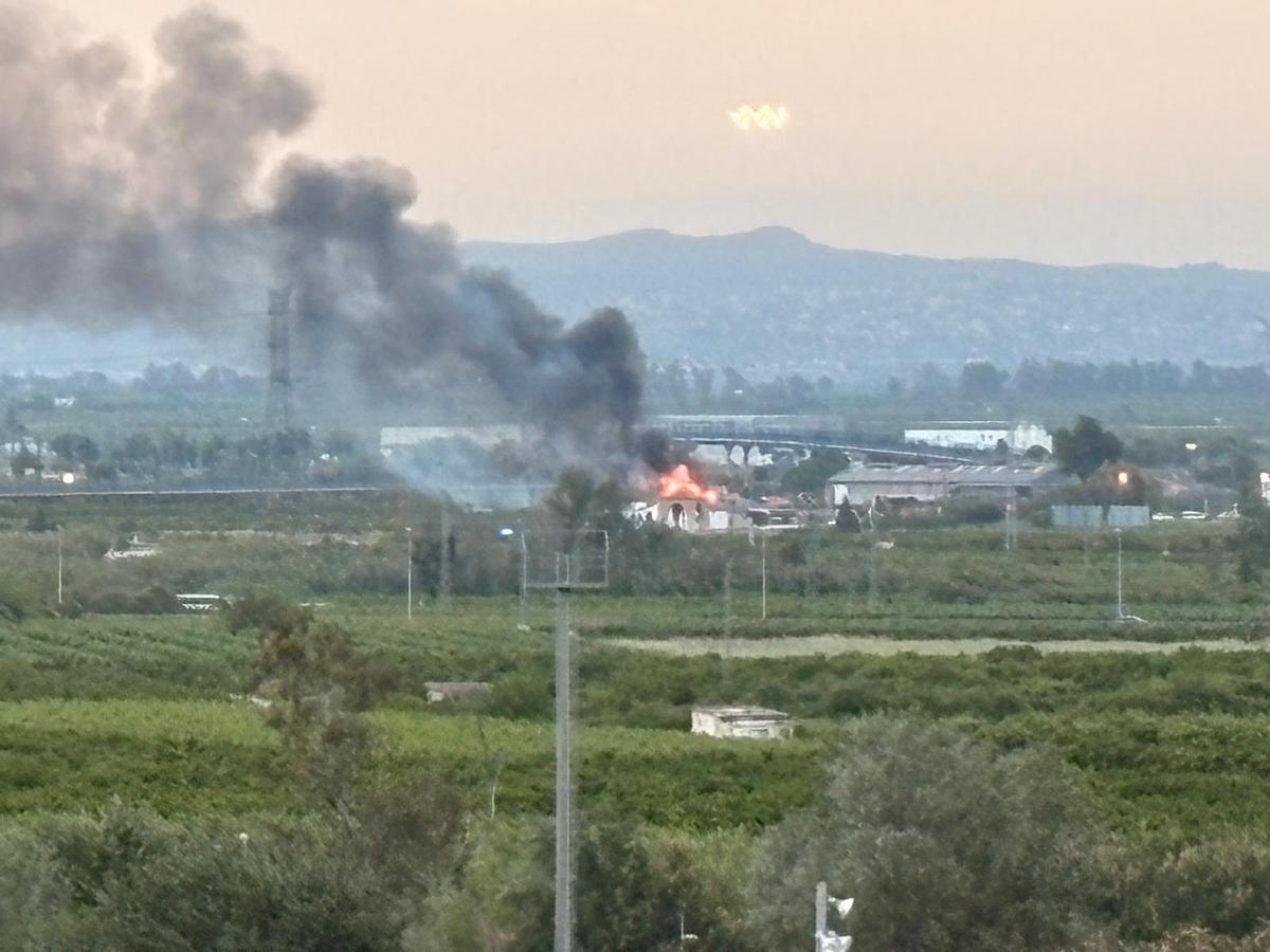 Columna de humo en el incendio declarado en Alzira