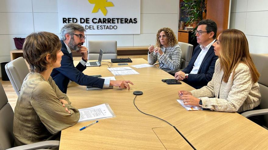 El consejero Pablo Rodríguez (d) y el resto de la delegación canaria durante la reunión.