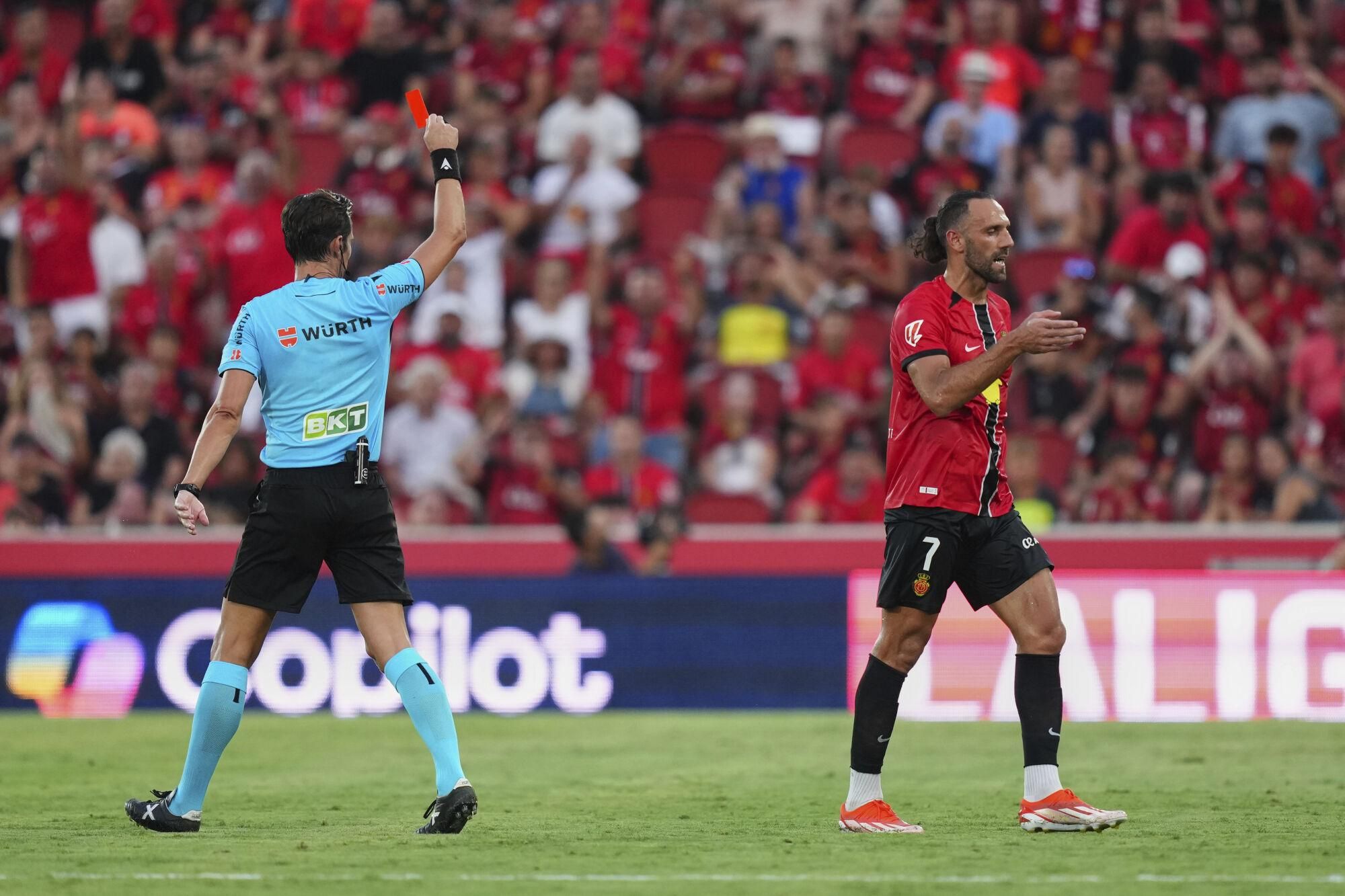 Mallorca's Vedat Muriqi receives a red card during the La Liga soccer match between Mallorca and Barcelona in Mallorca, Spain, Saturday, Aug. 16, 2025. (AP Photo/Joan Mateu Parra). EDITORIAL USE ONLY/ONLY ITALY AND SPAIN