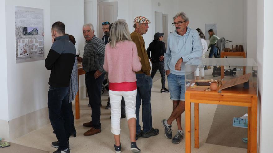 La sala del Faro de la Mola llena de público para ver la exposición