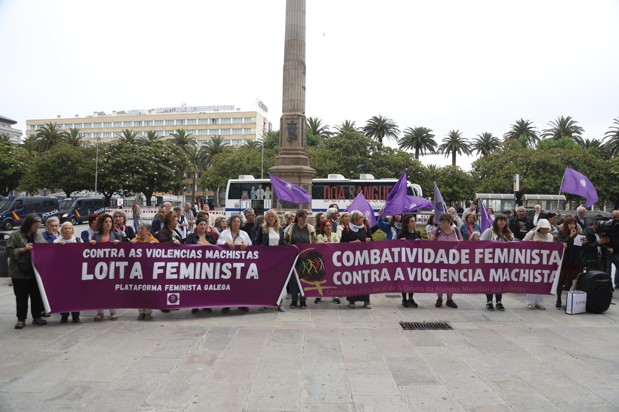 Protesta de SOS Sanidade Pública contra las esperas del Sergas en A Coruña: "¡Que metan a Rueda en la lista!"