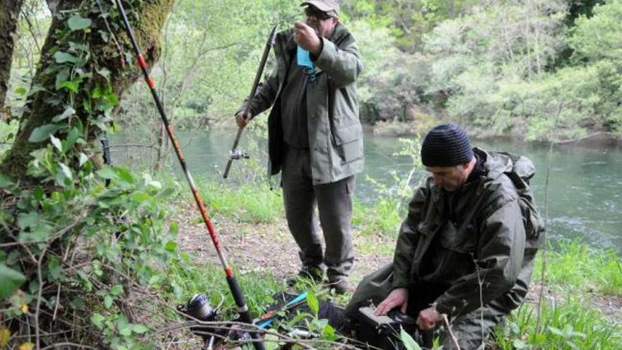 Inicio de la temporada del salmón el pasado año en el coto de Monte Porreiro, en el río Lérez.  // G. Santos