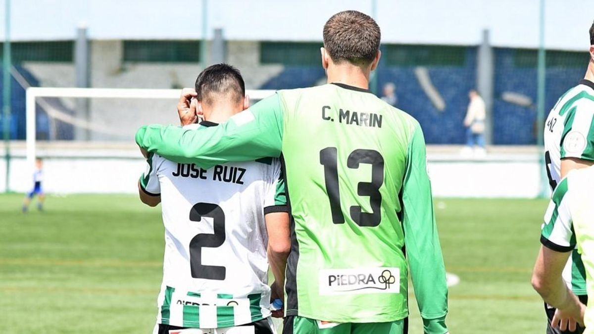 Carlos Marín abraza a José Ruiz al término del partido frente al San Fernando.