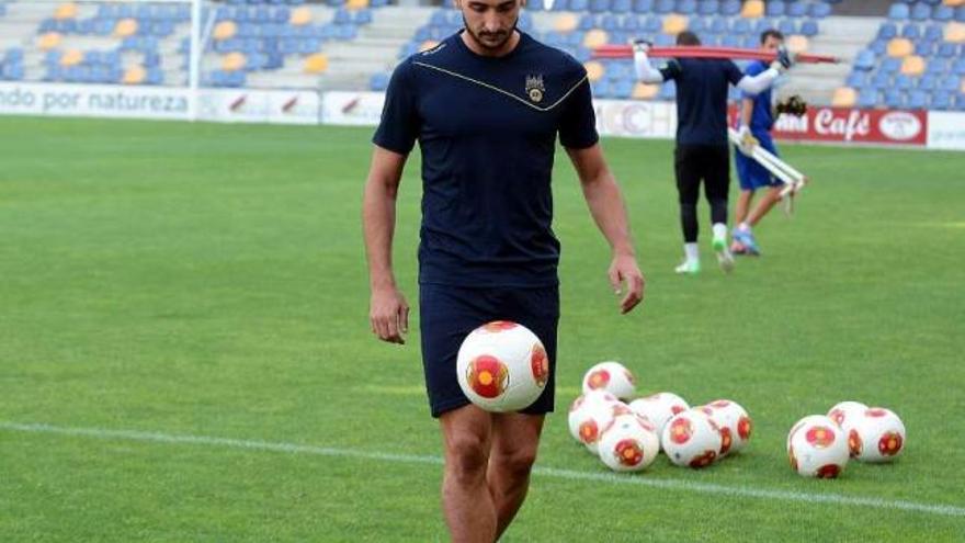 Pablo Carnero controla el balón en campo de Pasarón antes de un entrenamiento. // Rafa Vázquez