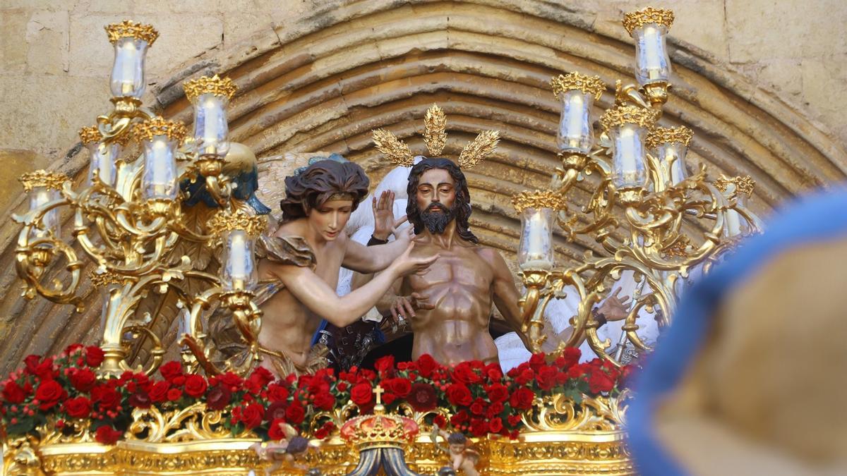 Imagen del Resucitado en su salida de la parroquia de Santa Marina, en Córdoba capital.