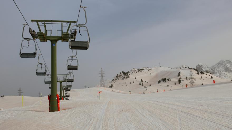 La pols sahariana tenyeix de marró el Pirineu