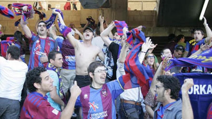 Aficionados del Levante UD en el feliz viaje a Cartagena de 2010, que se culminó con el ascenso.