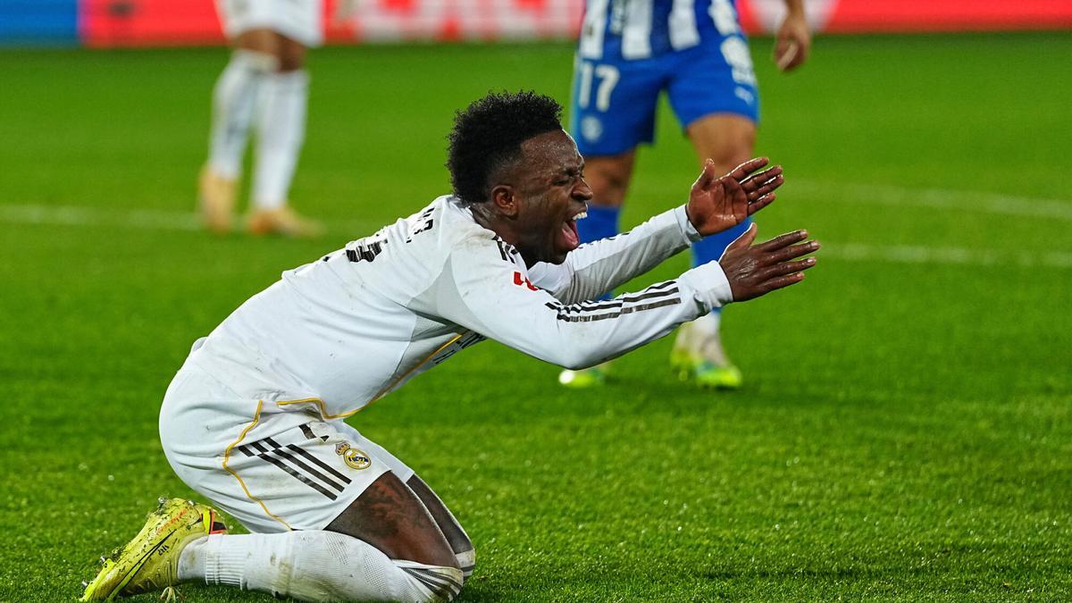 Vinicius pide penalti al árbitro en la acción con Tenaglia