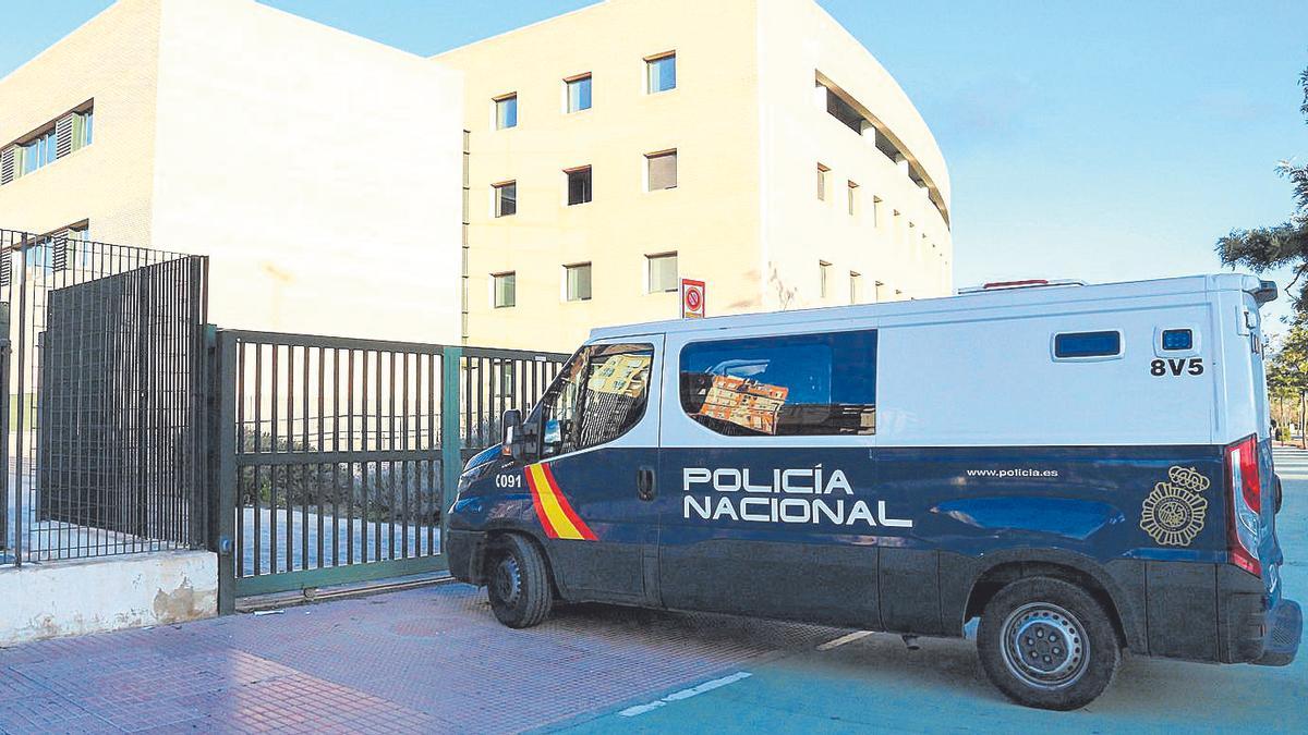 Furgón de la Policía Nacional, en el acceso a los calabozos de los juzgados.