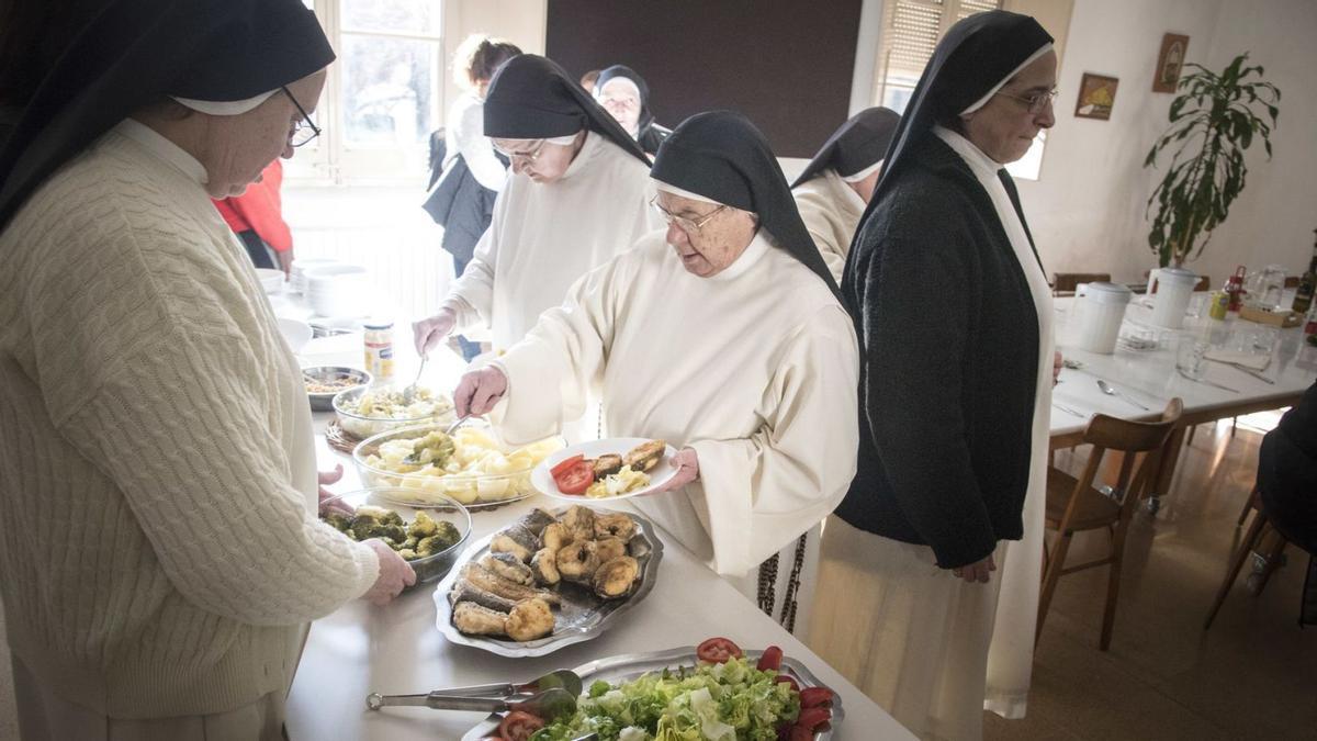 Hora de dinar en una fotografia d’arxiu de l’interior del convent de Santa Clara de Manresa, on actualment conviuen set monges  | ARXIU/OSCAR BAYONA