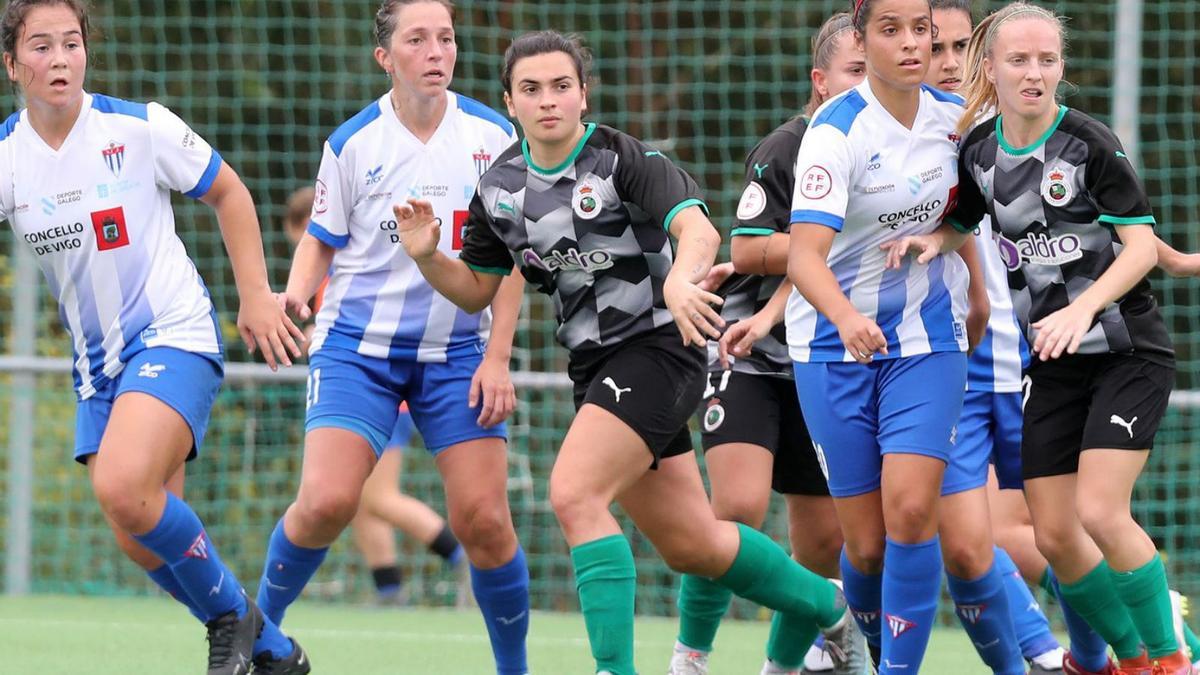 Las jugadoras del Sárdoma y Racing esperan la llegada del balón en el partido de ayer. // RICARDO GROBAS