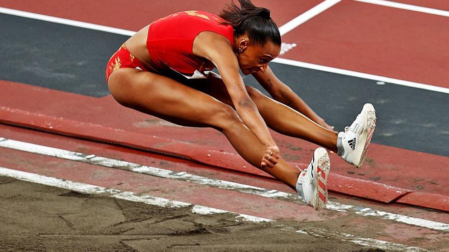 Ana Peleteiro, a la final de triple salt amb el ganivet entre les dents