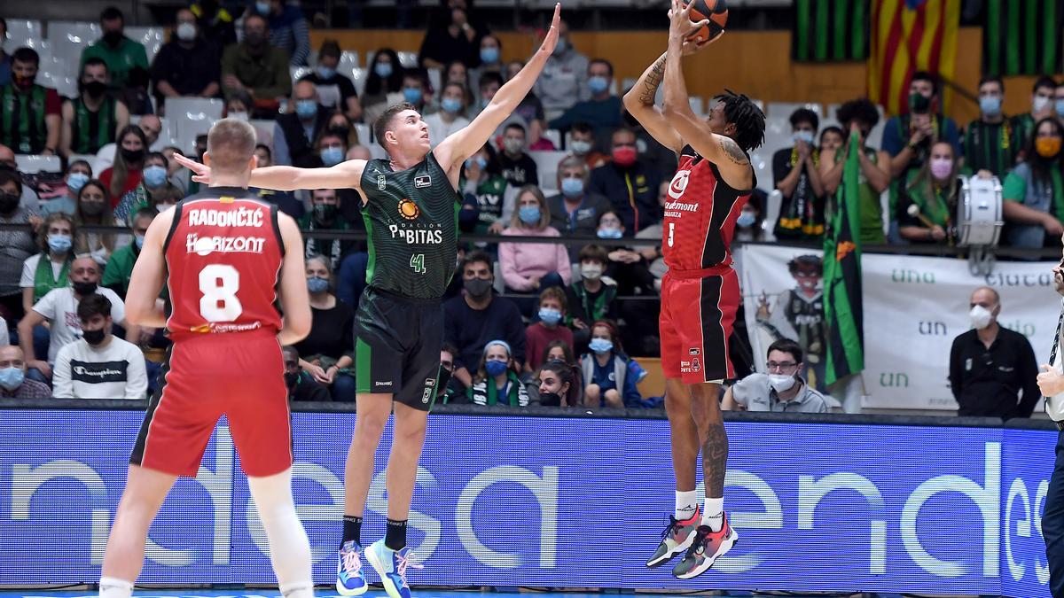 Okoye lanza a canasta en el duelo ante Joventut ante la atenta mirada de Radoncic.