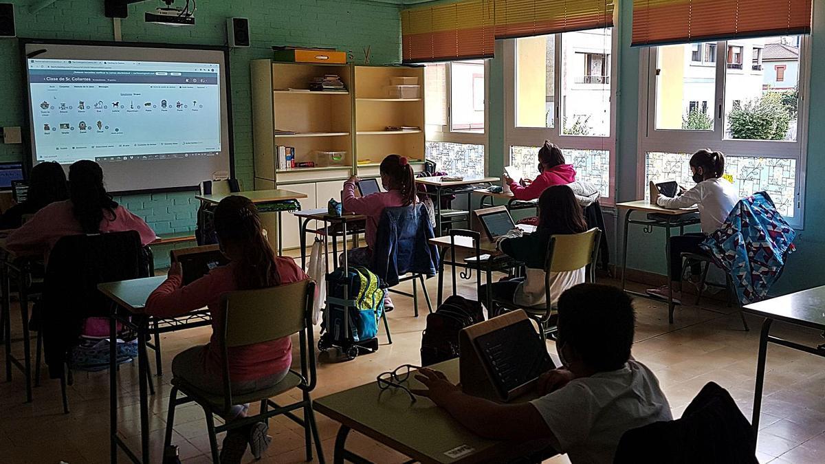 Alumnos del CRA de Lena, en Campomanes, con ordenadores portátiles, durante una clase. | CRA Lena