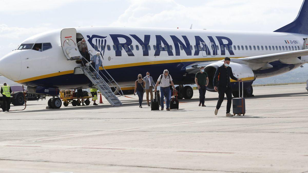 Pasajeros descienden de un avión de Ryanair en imagen de archivo.