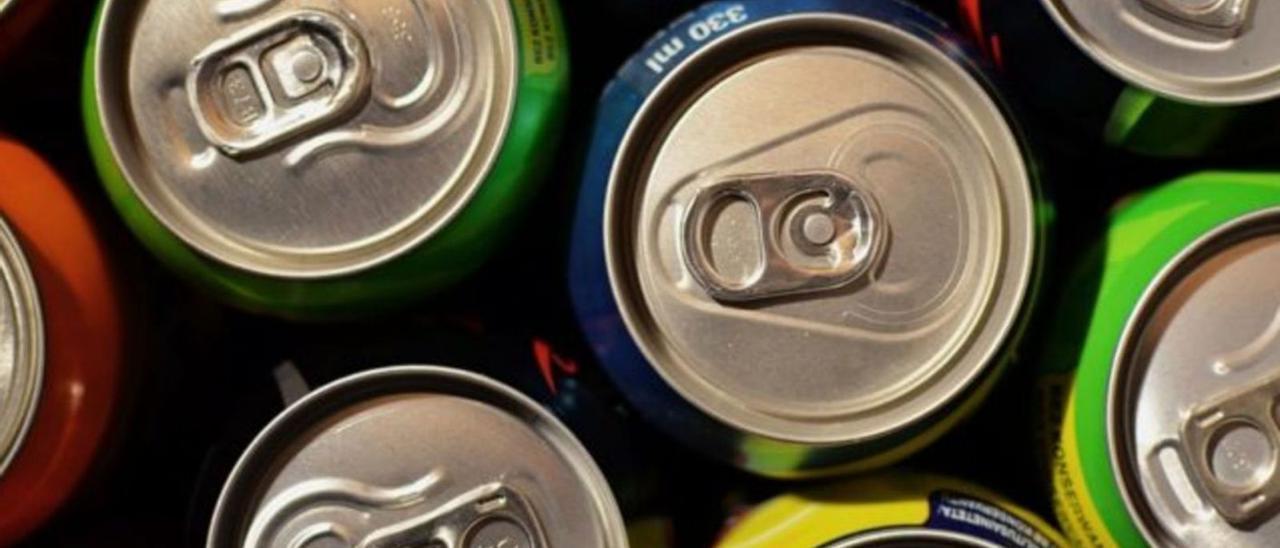 Latas de bebida.