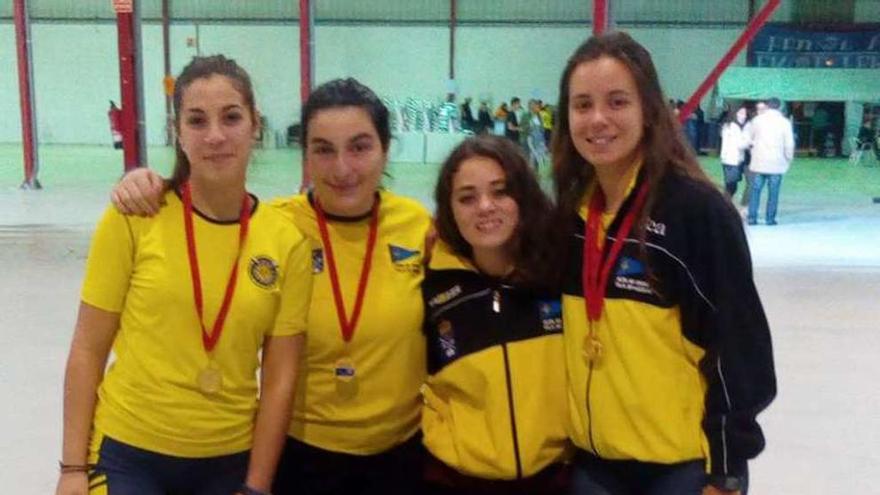 Equipo femenino del Vila de Cangas con alguna de las medallistas.