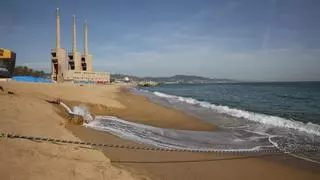 Sant Adrià estudia imponer una multa millonaria por la contaminación en su playa cancerígena