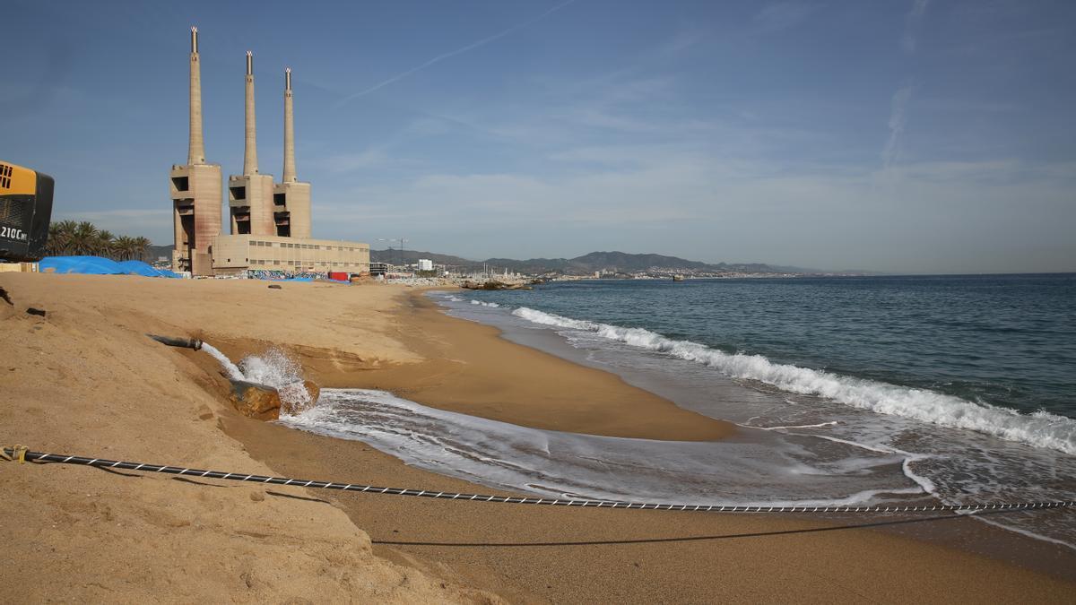 Uno de los cables submarinos de fibra óptica durante las obras para extenderlo en la playa de Sant Adrià de Besòs.