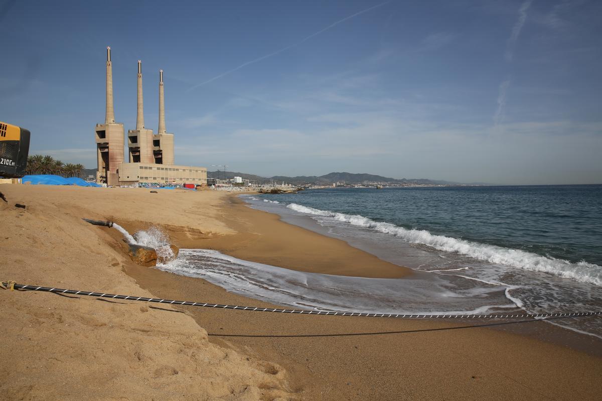 Sant Adrià estudia imposar una multa milionària per la contaminació a la platja cancerígena