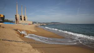 Sant Adrià estudia imposar una multa milionària per la contaminació a la platja cancerígena