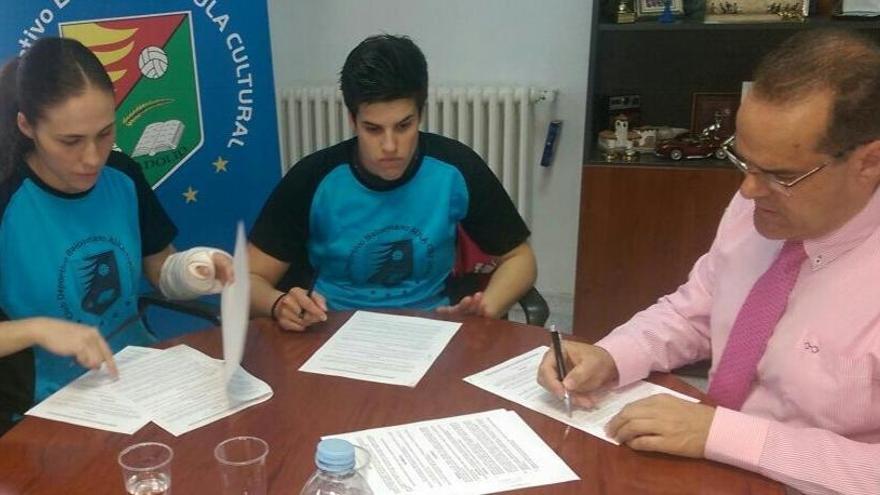 Cifuentes y O`Mullony firman el contrato.