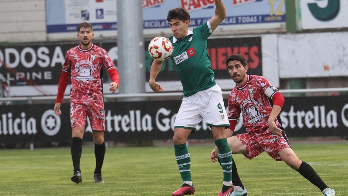 Alex Pérez controla el balón durante el partido contra el Guijuelo en O Vao.