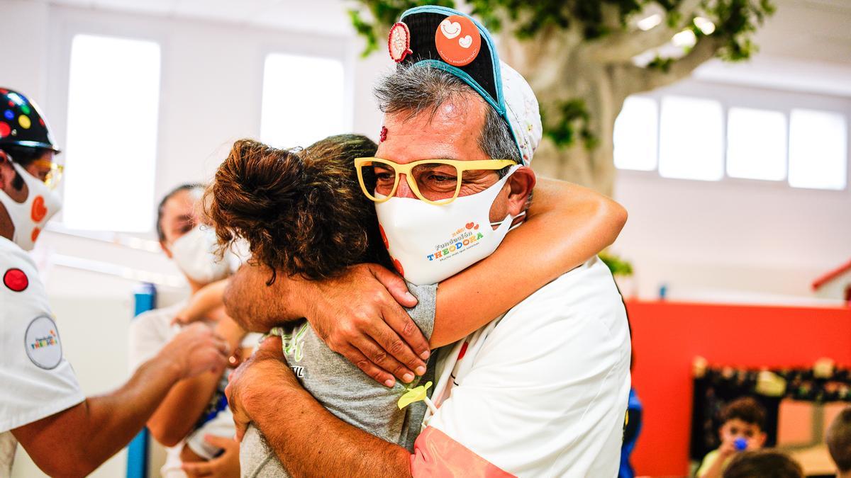 Una voluntaria abraza al emocionado Dr. Mocito.