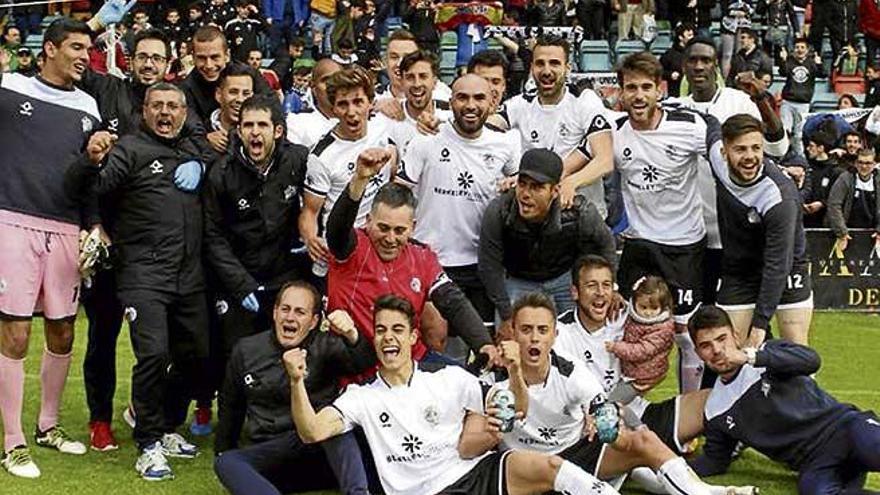 Los jugadores del Salmantino celebran su cuarta plaza.