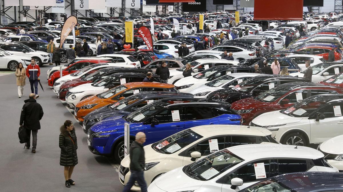 ASISTENTES A LA DECIMA EDICION DE CAROUTLET VIGO, EL SALON DEL VEHICULO USADO Y DE OCASION QUE REUNE A UNOS MIL VEHICULOS DE DIFERENTES MARCAS LISTOS PARA SU ENTREGA.