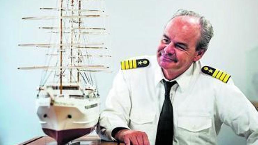 Gerald Schöber, junto una maqueta del "Sea Cloud Spirit".