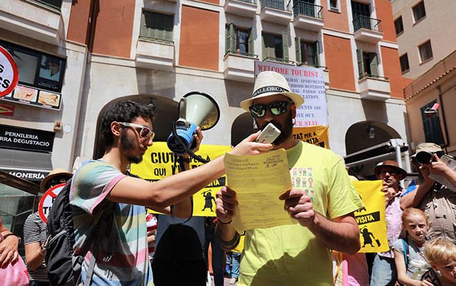 Rund 200 Personen haben am Samstag (20.5.) in Palma gegen die Folgen des Massentourismus demonstriert.