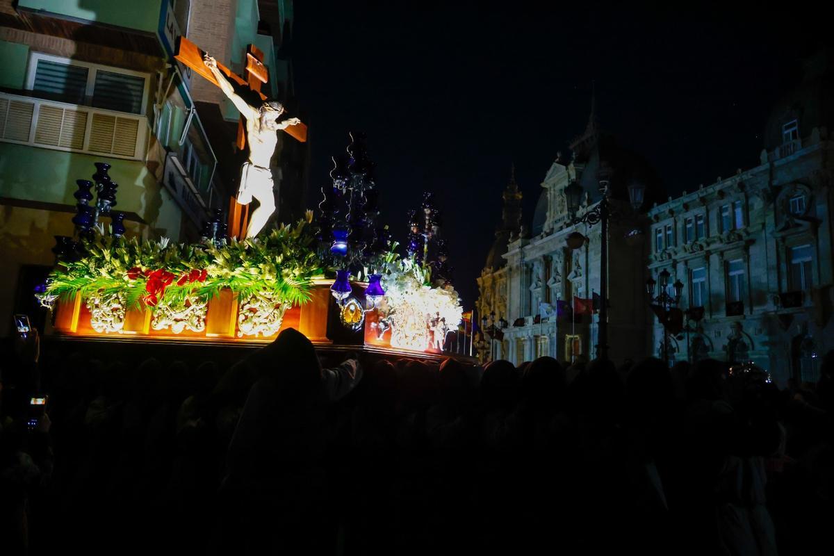 El Cristo de los mineros a su paso por la procesión del silencio de Cartagena.